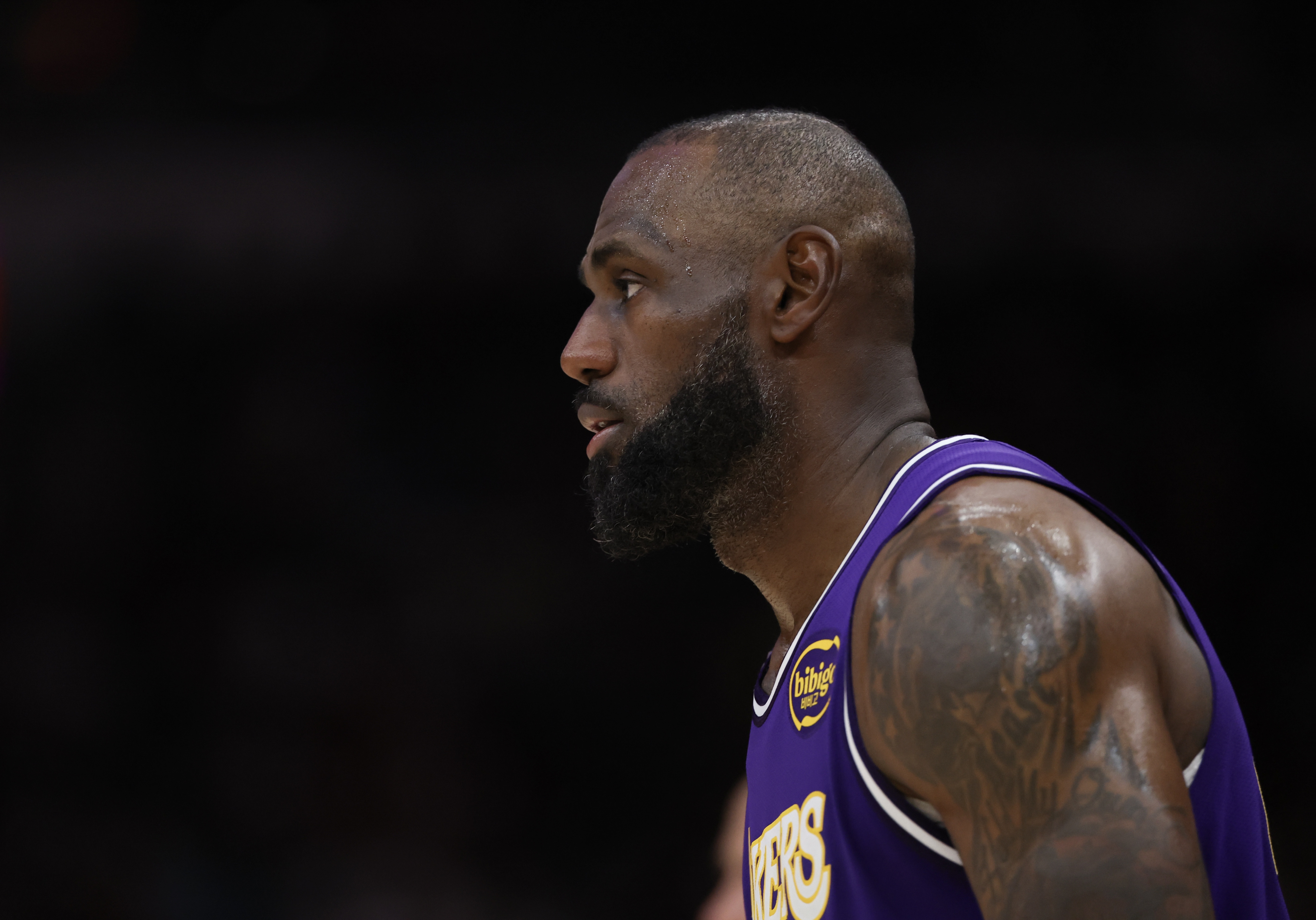 开云-15季后赛欧文&amp;乐福受伤&amp;21浓眉受伤！詹媒：为何是詹姆斯来承受？